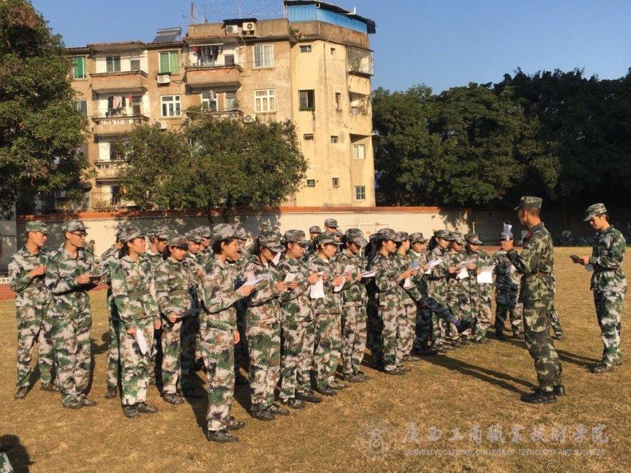 乐平市礼林镇：戴盔拆伞 安全出行